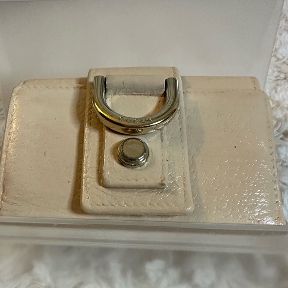 Gucci Logo Embossed key Holder - Picture 2 of 10